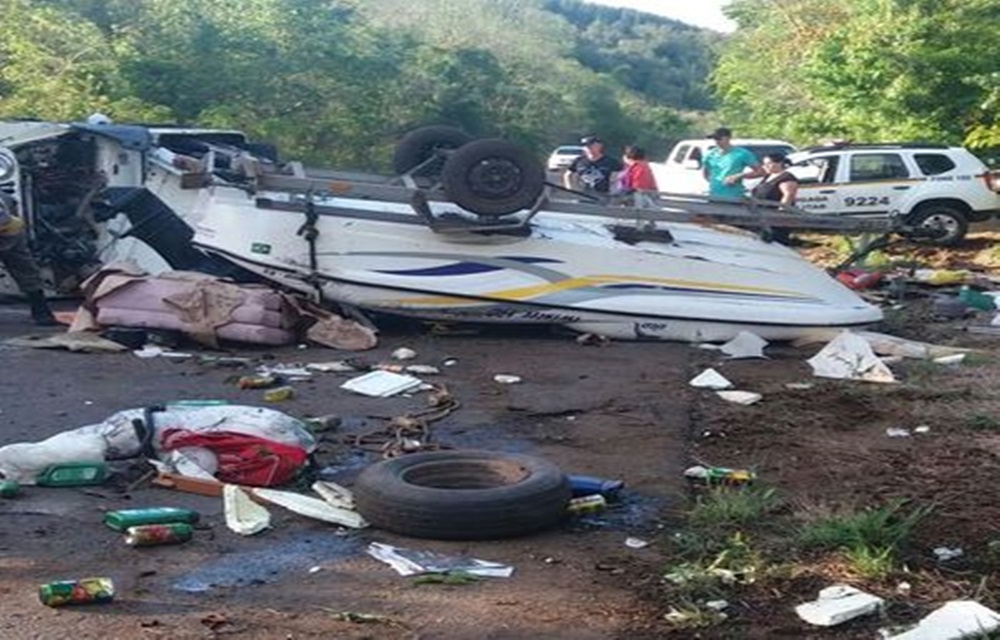 Ir para  <p>Uma pessoa morreu em um acidente com um Jeep que transportava uma lancha, utilizando um reboque e capotou na ERS 420, entre Erechim e Aratiba, pr&oacute;ximo a comunidade de Linha Auxiliadora.</p>

<p>Testemunhas que...